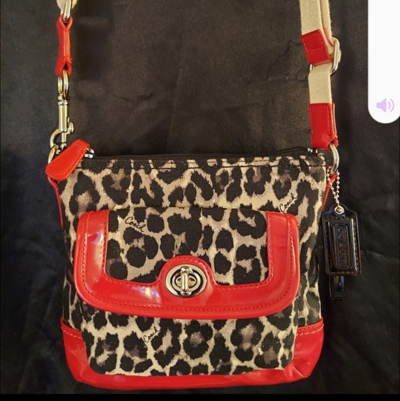 Coach Handbags - ♥️🖤Coach swing pack